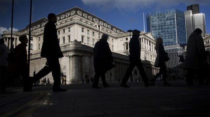 Mərkəzi Bankın işçiləri etiraz aksiyası keçirir