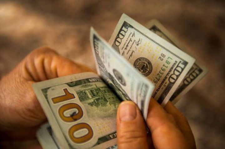 Dollar bahalaşmağa, neft isə düşməyə başladı