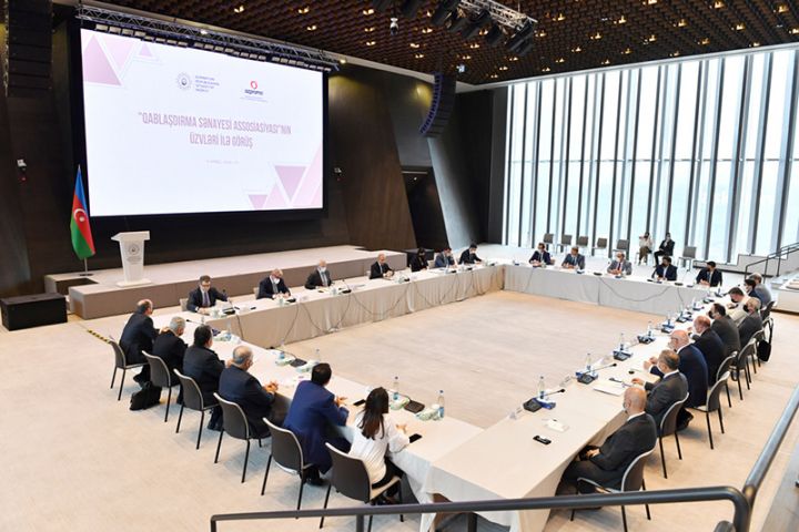 Mikayıl Cabbarov qablaşdırma sənayesindəki iş adamları ilə görüşüb