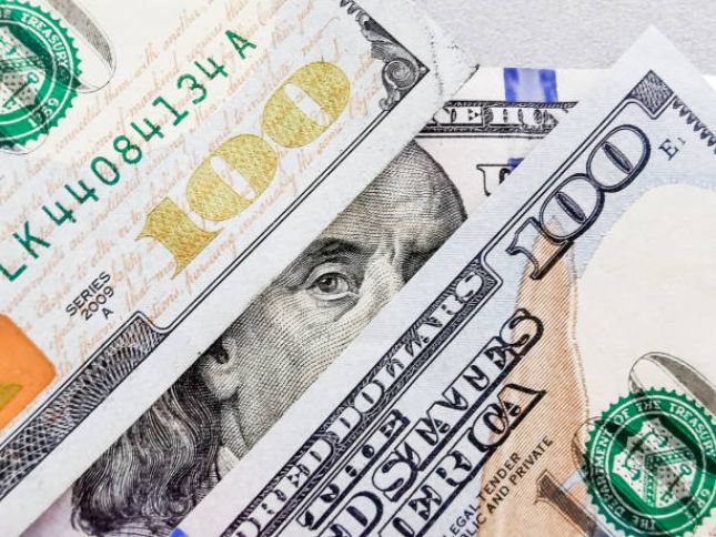 İqtisadçı Azərbaycanda dollara tələbin artmasını şərh etdi