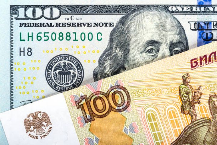 Moskva birjasında hərracların açılışında dollar ucuzlaşıb