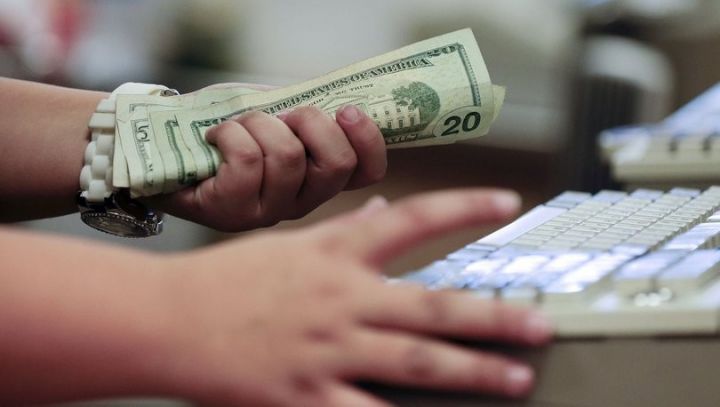 Dolların bazar ertəsinə olan rəsmi məzənnəsi açıqlandı