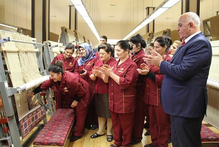 “Azərxalça”nın yeni filialının ilk xalçaları kəsilib