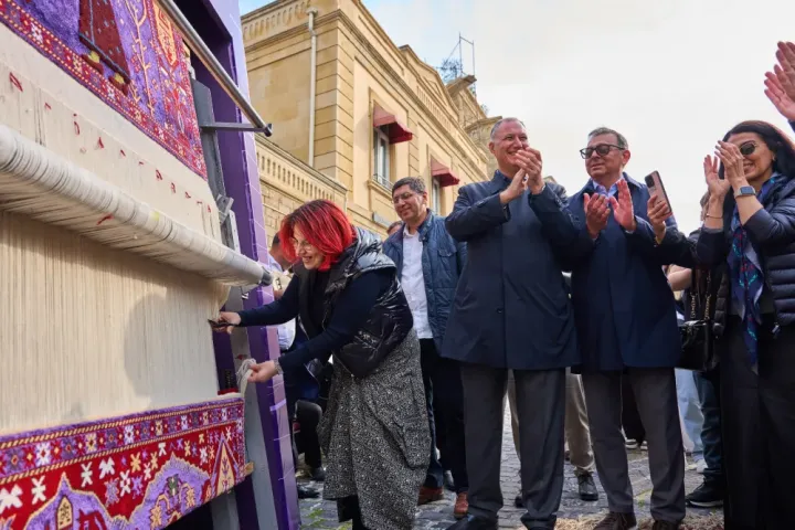 Azercell Beynəlxalq Xalça Festivalında “Minlərlə ilmə, bir güc” xalçasını təqdim etdi